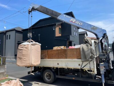 ユニックにて産廃回収作業