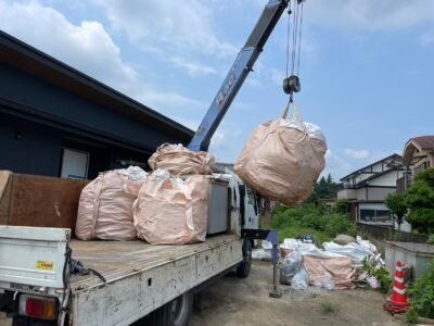 新築工事現場にて産業廃棄物回収